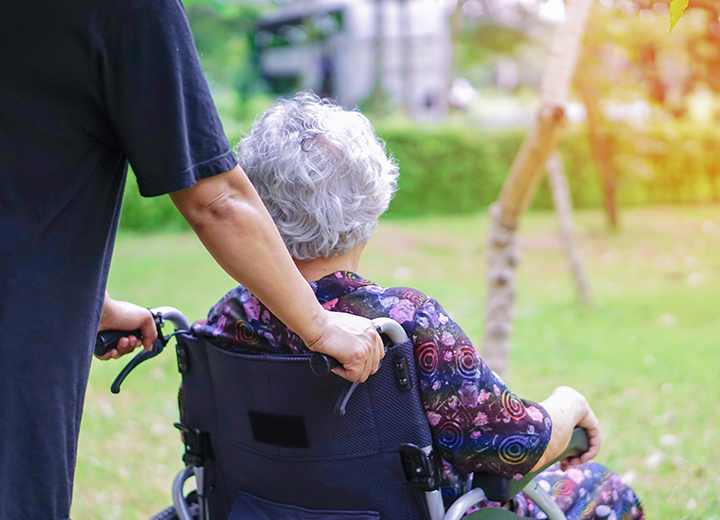 אישה מבוגרת בכיסא גלגלים