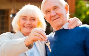 זוג גימלאים מחזיקים זוג מפתחות לבית חדש