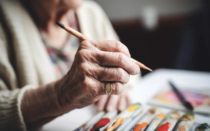 אישה מבוגרת מציירת בפאלאס